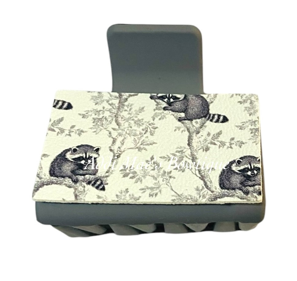 Woodland Toile Raccoon Small Claw Clip