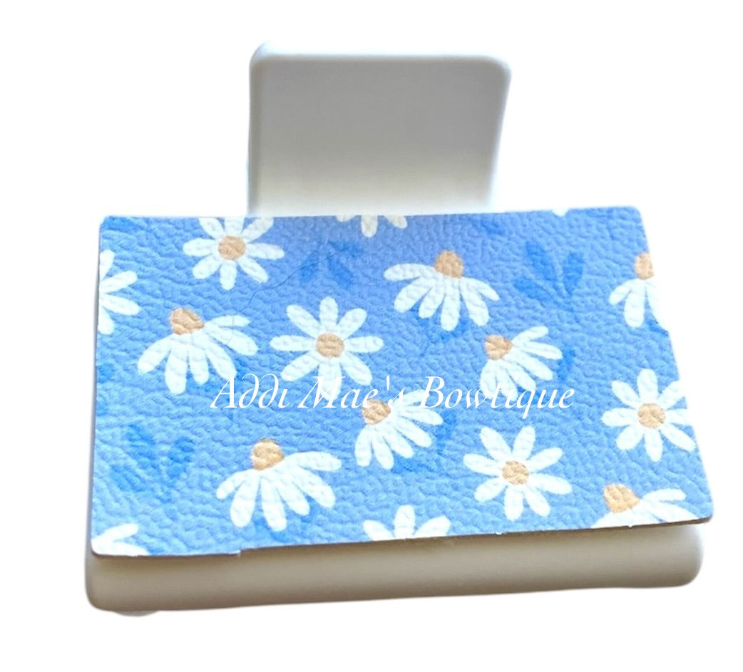 Peek A Boo Daisy Small Claw Clip